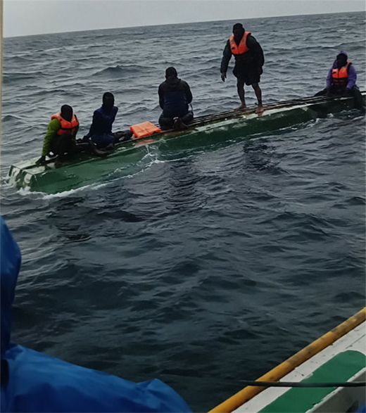 Main News boat capasizes